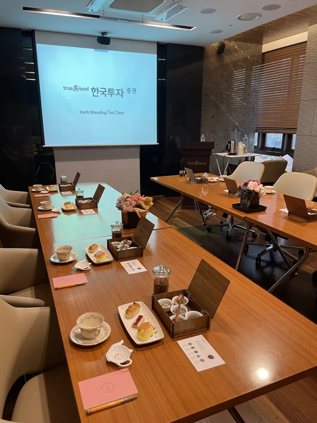 회사티클래스 회의실 테이블에 줄지어 놓인 개인별 티 세트